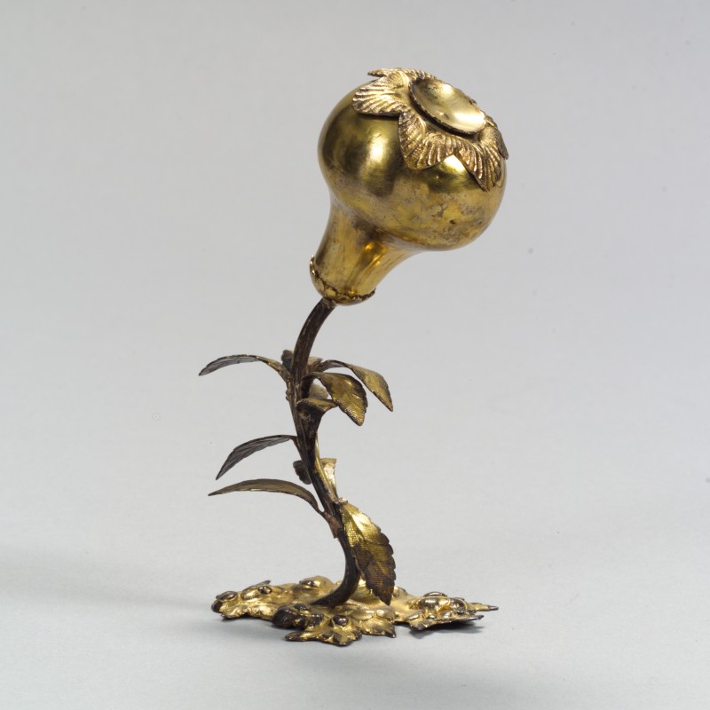 Vergoldete Metall-Skulptur einer Granatapfelfrucht an einem Stiel mit Blättern und einem flachen, blattförmigen Boden