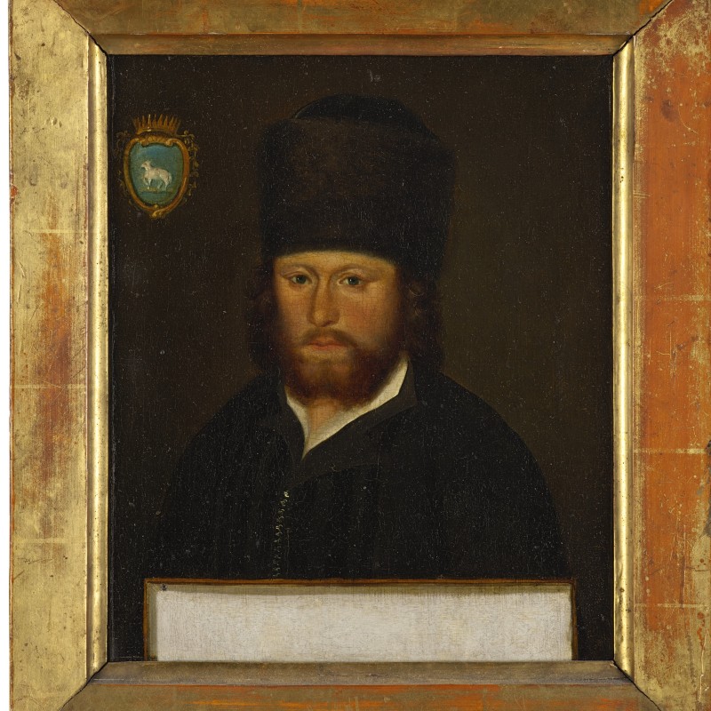 Portrait eines Mannes mit rotbraunem Bart und Pelzmütze, dunkler Kleidung vor dunklem Hintergrund