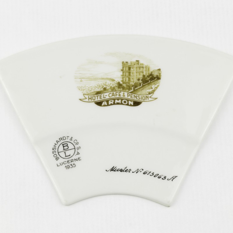 Porzellanstück mit Illustration eines Gebäudes und Text 'Hotel, Cafe & Pension Armon', Stempel mit 'Bosshardt & Co S.A. Lucerne 1935', handgeschriebene Nummer 'Muster Nr. 613063 A'