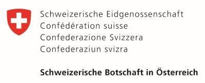 Schweizerische Botschaft in Österreich: Rotes Schweizer Wappen mit weißem Kreuz links neben Text in vier Landessprachen über die Schweizerische Eidgenossenschaft und fette Überschrift 'Schweizerische Botschaft in Österreich'