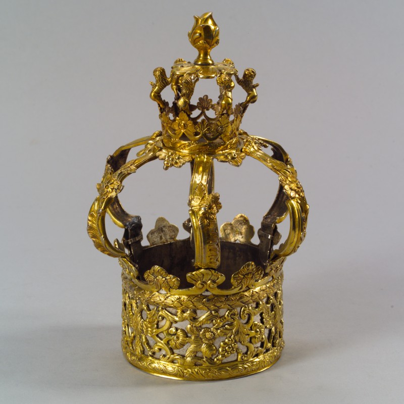 Goldene, offene Krone mit floralem und löwenförmigem Dekor aus durchbrochenem Metall