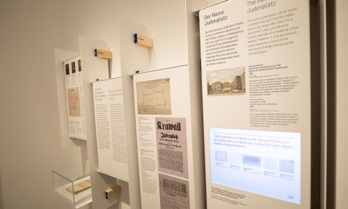 Museumstafeln mit Texten und Abbildungen über den Judenplatz im 16. Jahrhundert in Deutsch