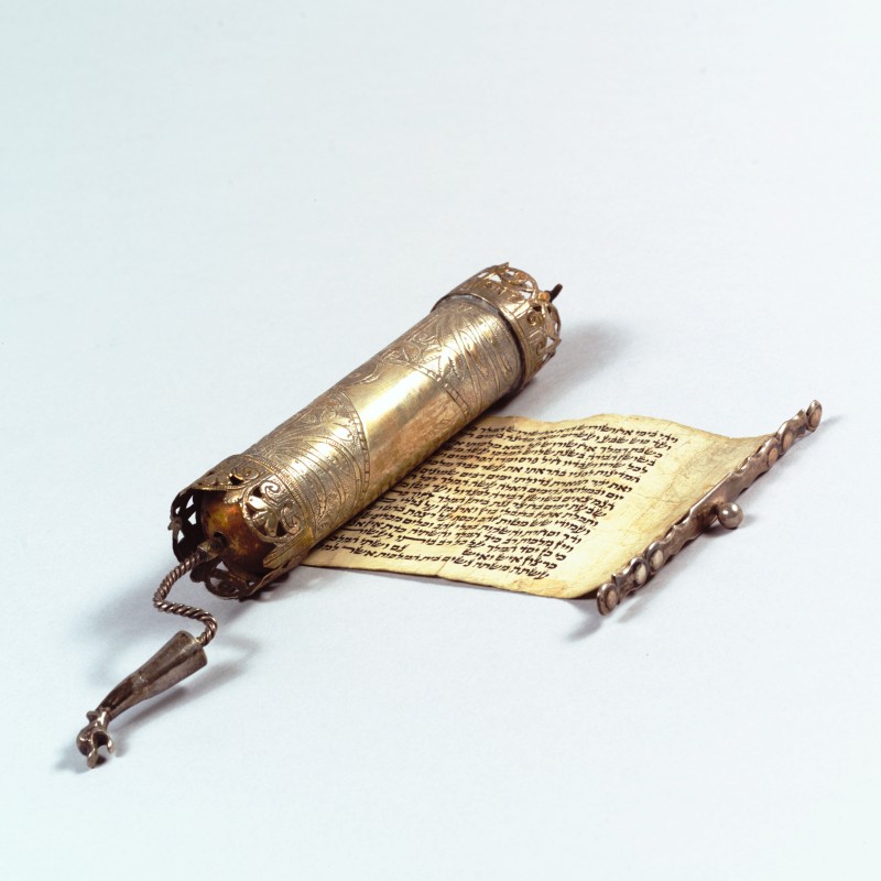 Miniaturrolle mit hebräischem Text und kunstvoll verziertem silbernem Gehäuse mit Griff