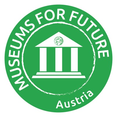 Museums for Future Österreich Logo: Grünes rundes Logo mit der weißen Umrisszeichnung eines dreisäuligen Museumsgebäudes und einer kleinen Weltkugel am Dach, umgeben von weißem Text 'MUSEUMS FOR FUTURE' und 'Austria'