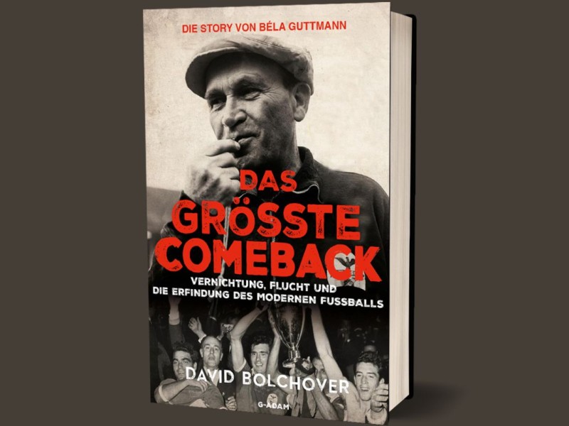 Buch mit aufrecht stehendem Rechteckformat. Der Einband zeigt eine Person mit Hut und Hemd, die eine Pfeife hält. Der Hintergrund ist dunkel, mit mehreren erhobenen Händen. Der Titel ist in großen roten Buchstaben mittig platziert: 'Das größte Comeback'. Darüber steht in kleineren gelben Buchstaben: 'Die Story von Béla Guttmann'. Unter dem Titel folgt in weißer Schrift: 'Vernichtung, Flucht und die Erfindung des modernen Fußballs'. Am unteren Rand ist der Name des Autors in weißen Buchstaben zu sehen.