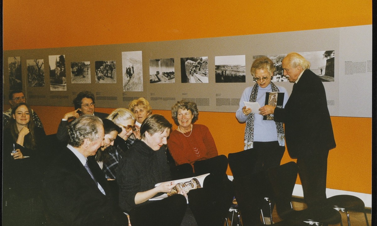 Alice Baar (stehend) im Gespräch mit Prof. Kurt Schubert im Jüdischen Museum Wien, 2000