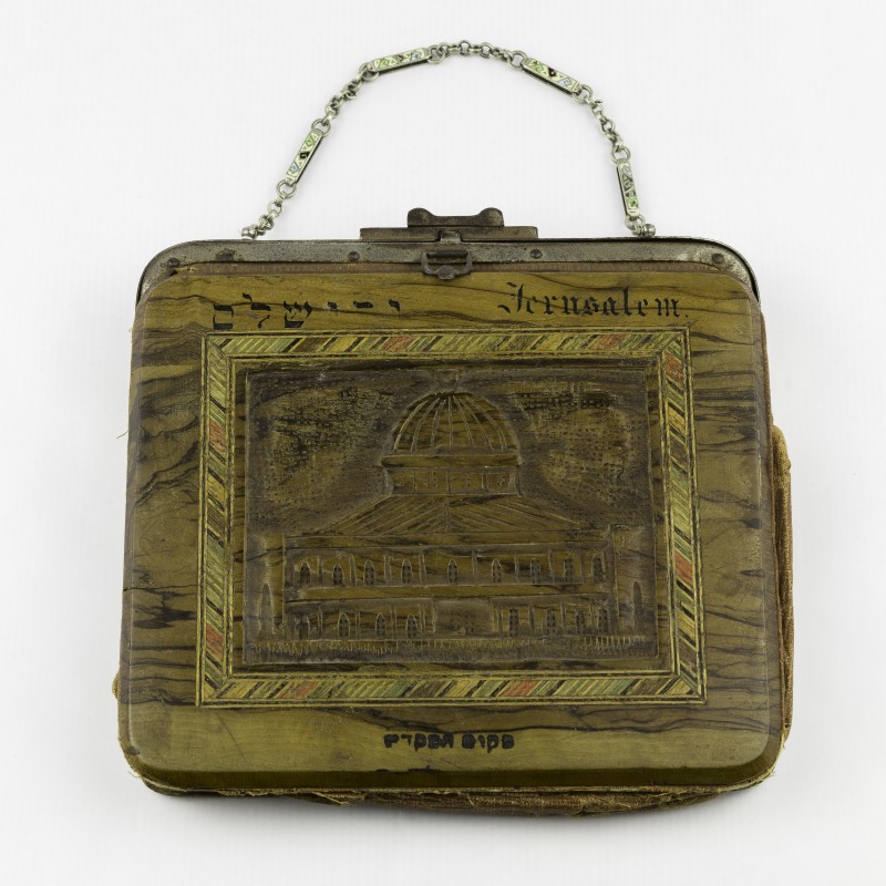Quadratische kleine Tasche mit Metallrahmen und Kettengriff, vorn Relief einer Kuppel mit der Aufschrift ‚Jerusalem‘