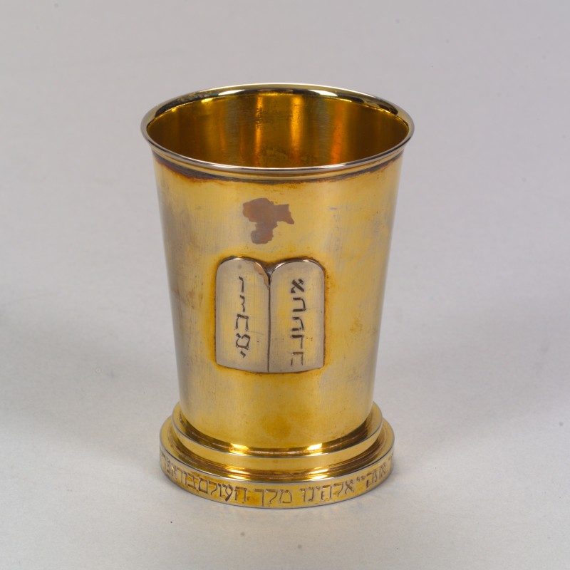 Goldener Becher mit eingelassenen zehn Gebotstafeln in Hebräisch und umlaufender hebräischer Inschrift am Fuß