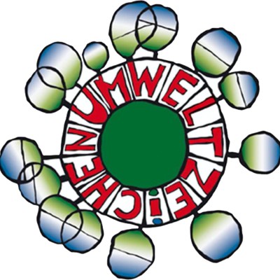 Umweltzeichen Logo: Grafik eines grünen Kreises umgeben von Schrift in Großbuchstaben 'UMWELTZEICHEN' in Rot und Weiß, umgeben von stilisierten Baumkronen in Blau und Grün