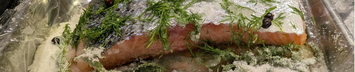 : Salmon fillet with dill and salt in an aluminum tray.