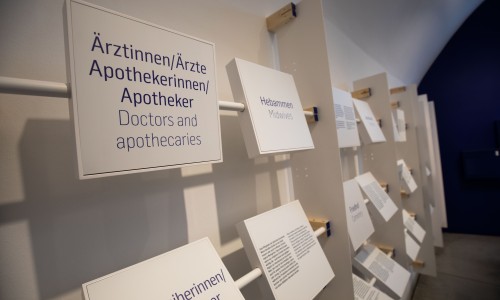 Ausstellungstafeln im Jüdischen Museum Wien mit Texten zu Ärzten, Apothekern und Hebammen
