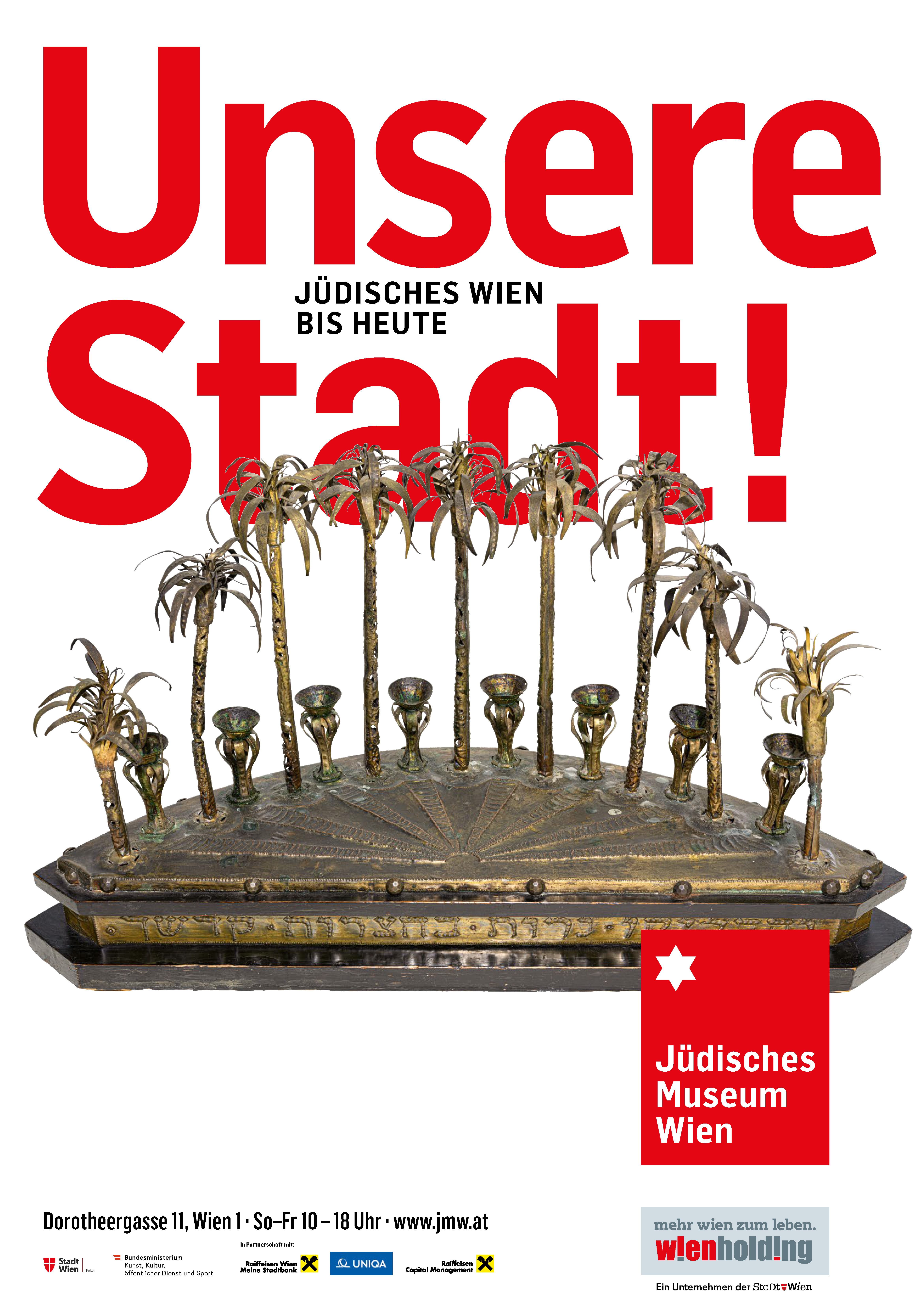 Bronze-Leuchter mit elf stilisierten Palmenstämmen und elf Kerzenhaltern, darunter Text ‚Unsere Stadt! Jüdisches Wien bis heute‘